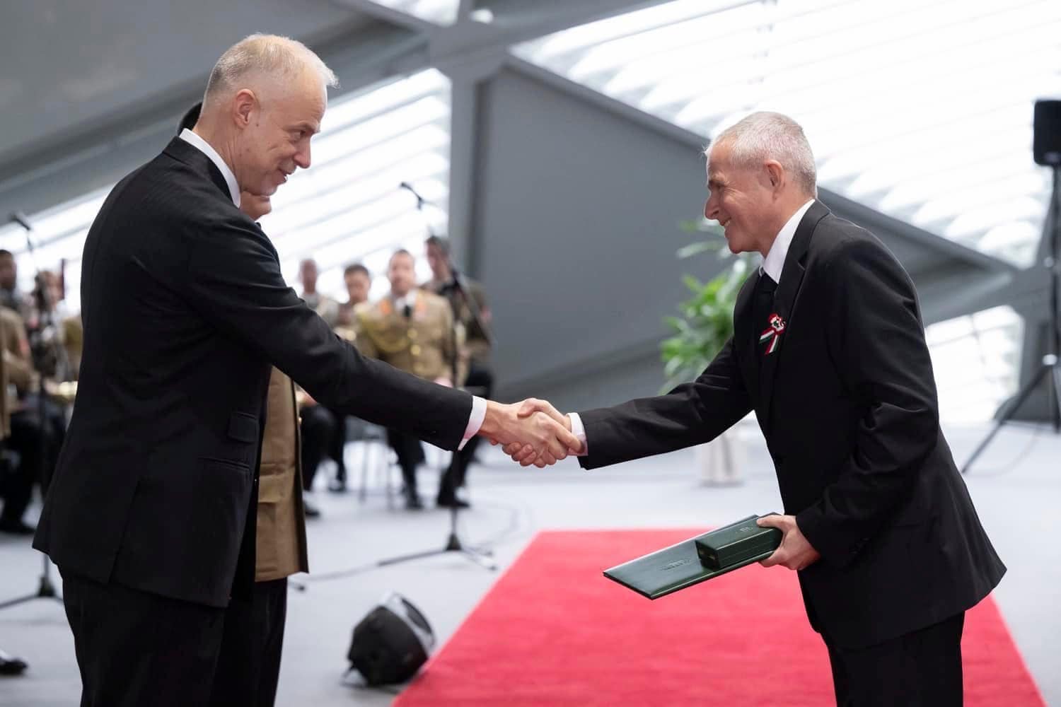 Magyar Arany Érdemkeresztet vehetett át Karácsony Gyula